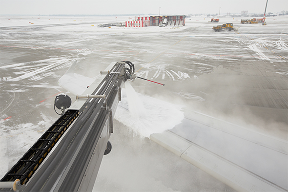 Deicing machine using snaptrack hose carrier
